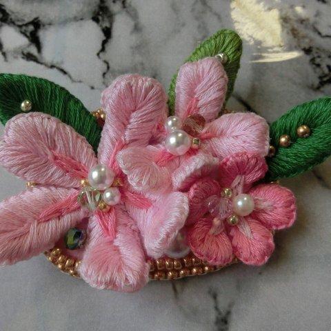 桜のブローチ　　（横型）　　　　　　　　　立体刺繡・手刺繍