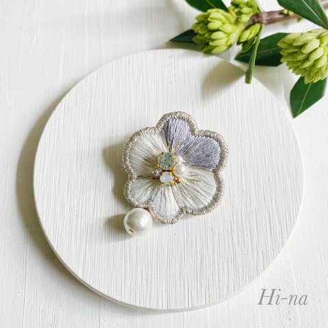 母の日ギフトに⭐︎ 「Viola」ビオラビジュー刺繍ブローチ　ライトグレー