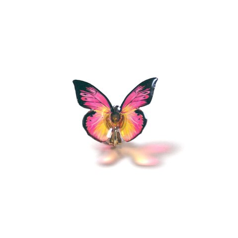 耳にとまる透ける蝶のイヤリング(シロ蝶系-ピンク)