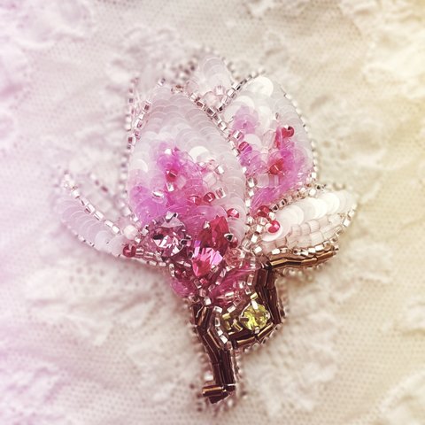 magnolia brooch /silver color オートクチュール刺繍