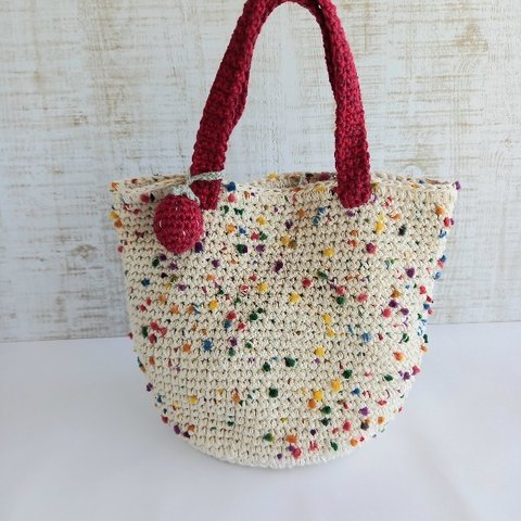 イチゴ🍓のチャーム付きbag:ポンポンコットン糸で編みました！イチゴの気分です。