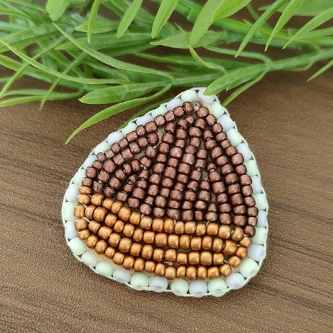 ビーズ刺繍　ブローチ　栗