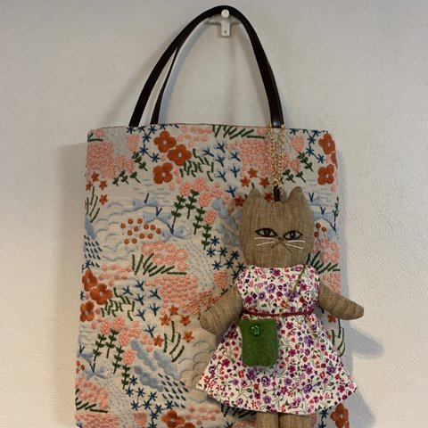 お花刺繍のバッグと猫さんバッグチャーム