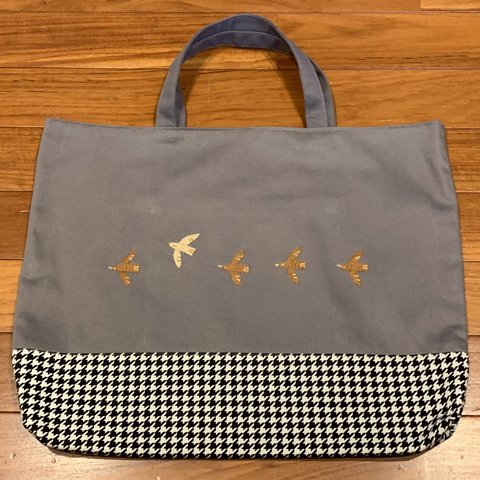 手刺繍入り手提げバッグです♬