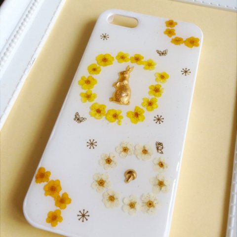 お花のリース風スマホカバー