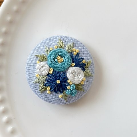 刺繍くるみボタン（ヘアゴム/ブローチ）