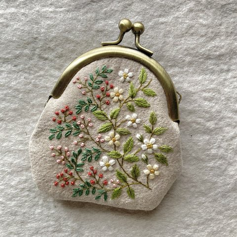 【訳あり　傷あり】リネンと刺繍の野の花がま口