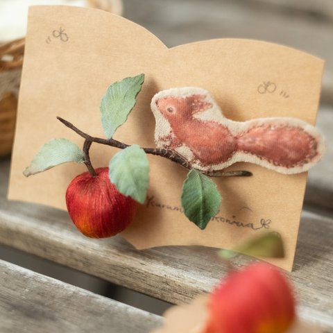 【受注生産】森 の りんご と 赤リス の 男の子 ブローチ　森の動物絵本 