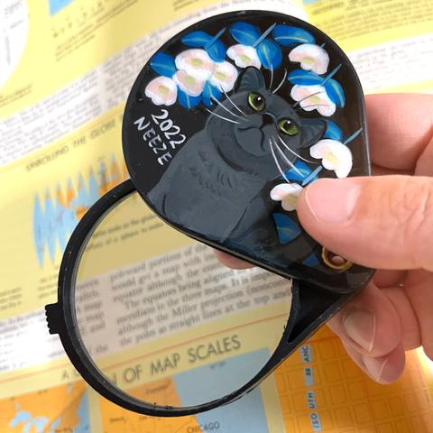 猫の拡大鏡② 花と黒猫 コンパクト 携帯 ルーペ 原画 アニマル