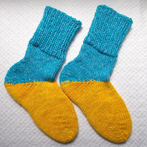 【ウクライナ支援】厚手の手編み靴下　サイズ23.0～23.5㎝くらいの方用　純毛の毛糸を約180グラム使用した分厚い靴下（48）