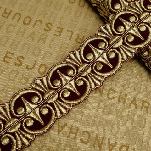 (No.102115E) 　2m・ワイン系ベロアに金糸刺繍のブレード