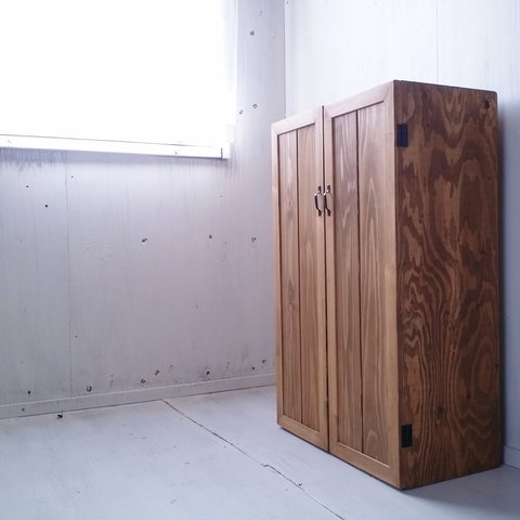 アンティークテイスト　キャビネット　観音開き木製扉　収納棚