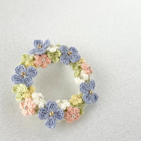 手編みで咲かせる色とりどりのお花たち　心も華やぐリースブローチ