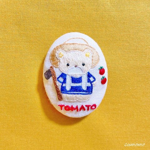 トマト農家のクマさん　手刺繍　ブローチ　リネン