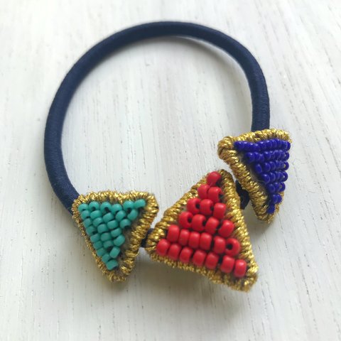 ビーズ刺繍　ポップな三角ヘアゴム