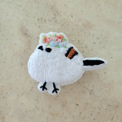 花冠とシマエナガ刺繍ブローチ【受注製作】