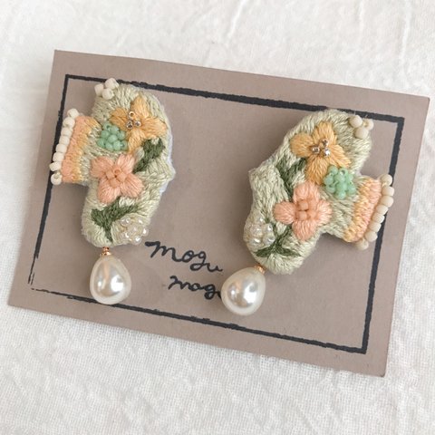 刺繍アクセサリー🕊鳥と花♧yellow (ピアスorイヤリング）