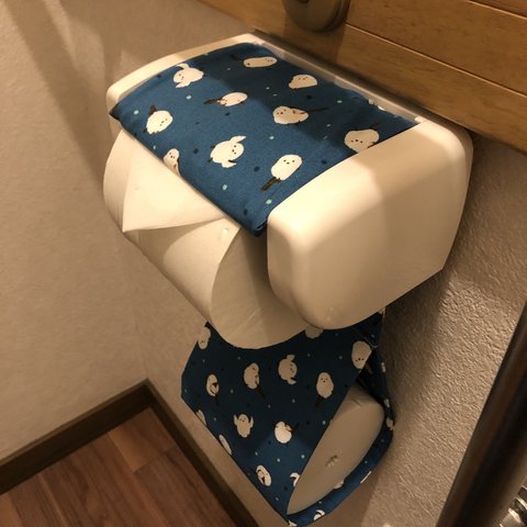 シマエナガのトイレットペーパーホルダー　青