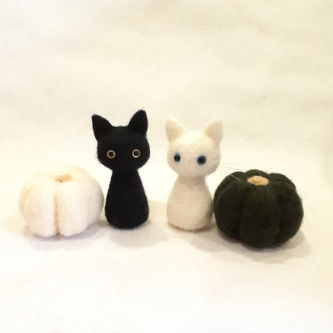 羊毛フェルトのハロウィン飾り　黒猫ちゃんと白猫ちゃん