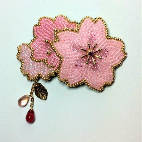 ビーズ刺繍の桜のヘアピン（新デザイン）