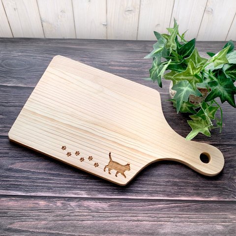 カッティングボード　猫　木製　まな板　キッチン用品　肉球　ウッドボード　ギフト