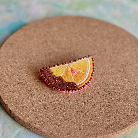 オレンジチョコの刺繍ブローチ🍊