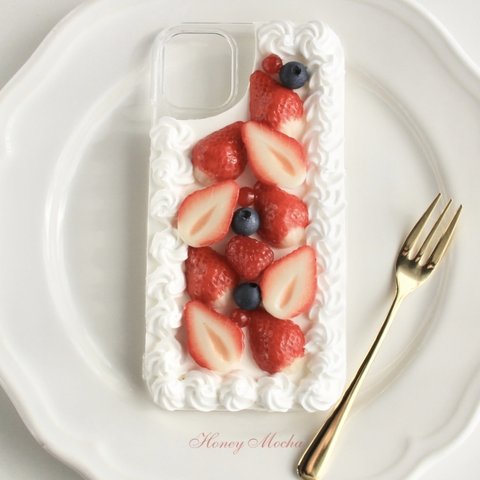 いちごのケーキのスマホケース（iphone11)