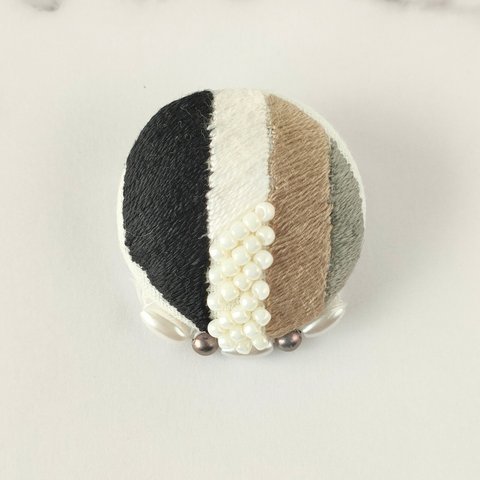 モノトーン刺繍ミニブローチ