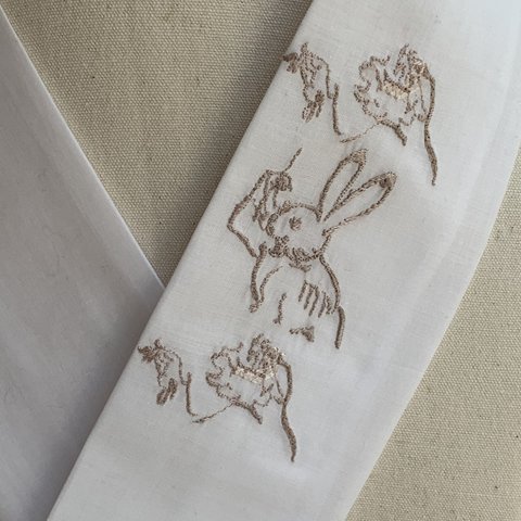『おーい！』鳥獣戯画　洗える刺繍半衿　◉選べる生地綿ローン　ピンクベージュ　刺しゅう