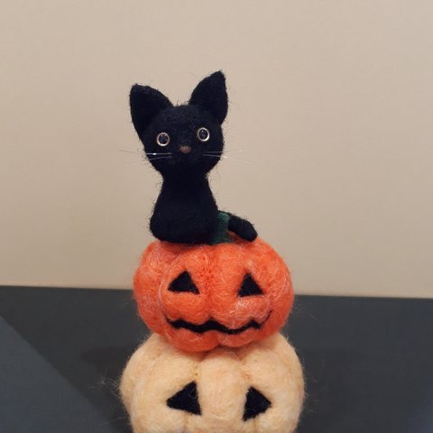 羊毛フェルトの黒猫とハロウィンかぼちゃ