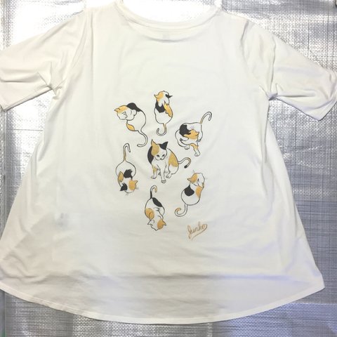 Tシャツに手描き猫の絵