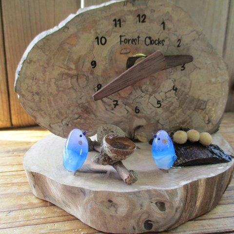 ガラス細工の鳥と小さい置時計（ライラックニシブッポウソウ）
