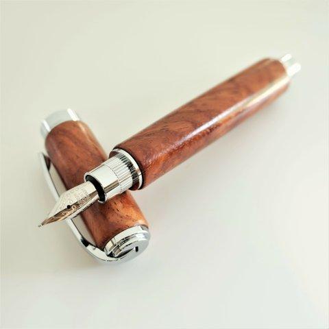 カリン(チヂミ杢)の万年筆　ボールペン変更可　天然木　銘木 木軸万年筆　無垢材削り出し