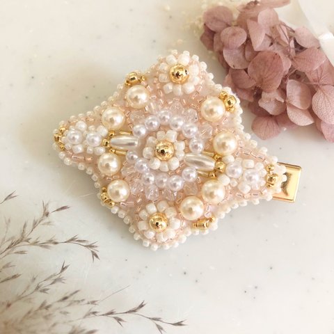 ビーズ刺繍　ヘアアクセサリー　ヘアクリップ　パール　ピンク　春夏　オケージョン　お呼ばれ　式　