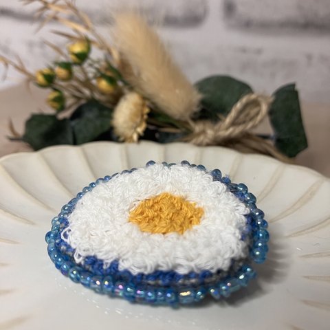 もこもこ目玉焼きの刺繍ブローチ