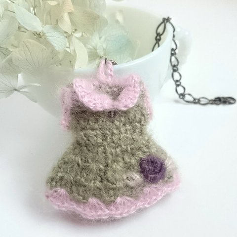薔薇の手刺繍 ふわふわモヘアの手編みバッグチャーム　ドレス型【モスグリーン×ピンク】