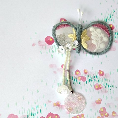 《送料無料》ひらり。春を知らせる蝶々の刺繍ブローチ❀草餅色