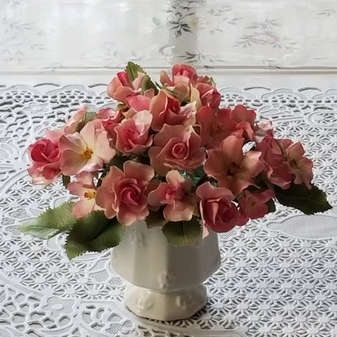 ピンク色のミニ薔薇