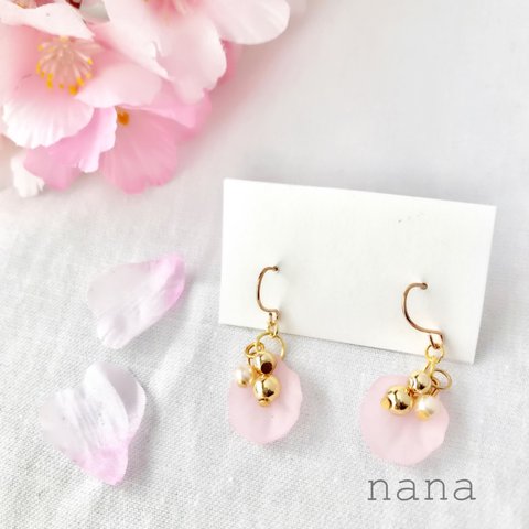 桜の花びらピアス