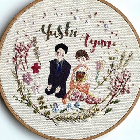 【作品例】《直径23cmの手刺繍飾り》結婚祝い/還暦祝い/両親贈呈品/引っ越し祝い/家族写真/似顔絵アート/お祝いごと🎁写真を元に世界で一つの#人生刺繍