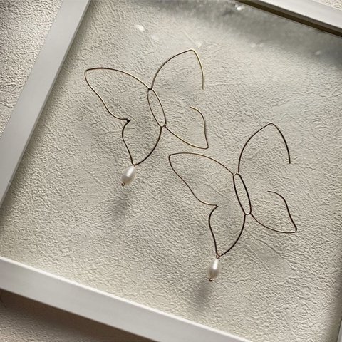 7【Butterfly with a pearl】ピアス　蝶々　淡水パール　華奢　ワイヤー　ユニーク　個性派　大ぶり　海外　韓国　大人　人気　トレンド　ワイヤー　エレガント　目立つ