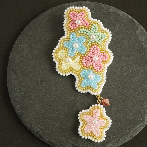 小花のブローチ　（ビーズ刺繡）