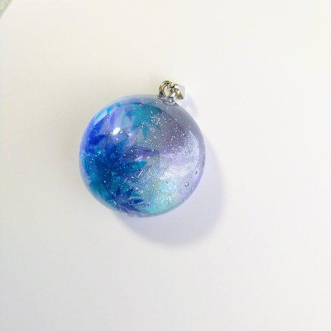 透明な青い夜空 〜上弦の月〜 ペンダント(pendant)