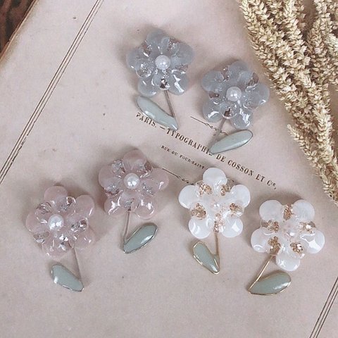 【再販】【金属アレルギー対応】くすみカラーのお花ピアス❁⃘*.ﾟ