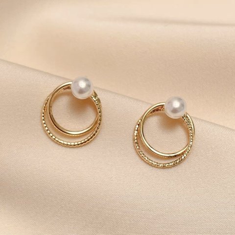 パールピアス ゴールド  シンプル 樹脂イヤリング／ピアス