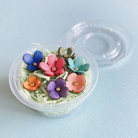 【革の花畑カップ】小花ピン加工タイプ８個入り(マルチカラー)