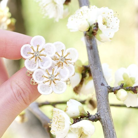 梅の花ブローチ　(受注生産/オーガンジー刺繍/お正月/母の日/プレゼント/ギフト/縁起物/フラワー/白/紅/冬/春/フォーマル)