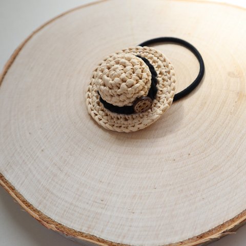コットンラフィアの麦わら帽子のヘアゴム(ブラック&ココナッツボタン)