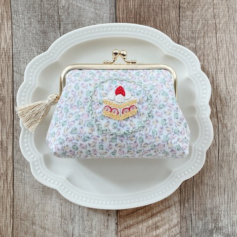 いちごショートケーキ刺繍のがま口ポーチ（くんぷう）