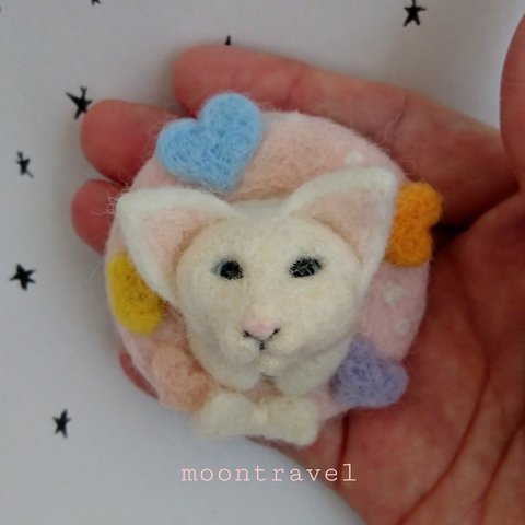 羊毛フェルトブローチ♥️白猫ちゃんとゆめかわハートのブローチ